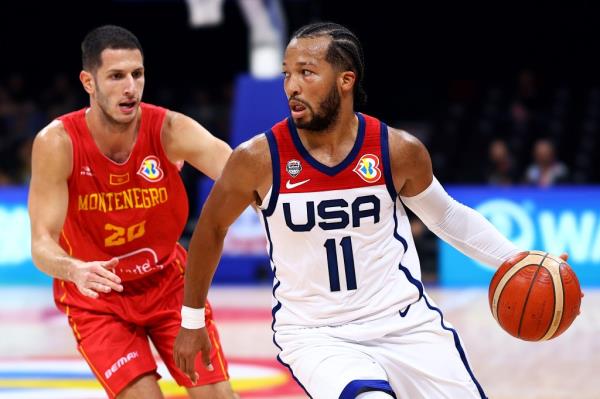 Jalen Brunson drives to the basket during the US win over Mo<em></em>ntenegro on Sept. 1, 2023.