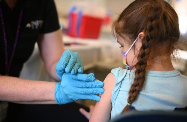 A nurse administers a pediatric dose of the Covid-19 vaccine to a girl at a L.A. Care Health Plan vaccination clinic at Los Angeles Mission College in the Sylmar neighborhood in Los Angeles, California, January 19, 2022. - While cases of Covid-19 hospitalizations and deaths co<em></em>ntinue to rise in California, officials are seeing early signs that the Omicron surge is slowing. (Photo by Robyn Beck / AFP) (Photo by ROBYN BECK/AFP via Getty Images)</p>

<p>　　