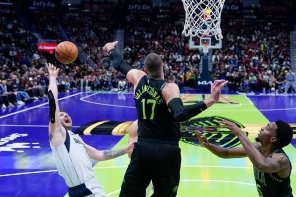 Dallas Mavericks guard Luka Do<em></em>ncic shoots against New Orleans Pelicans center Jo<em></em>nas Valanciunas (17) in the first half of an NBA basketball game in New Orleans, Tuesday, Nov. 14, 2023. 