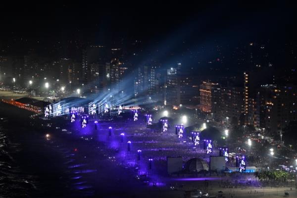 Eighteen sound towers were spread along the beach to ensure that all attendees can hear the hits. Her two-hour show started at 10:37 p.m. local time, nearly 50 minutes behind schedule.