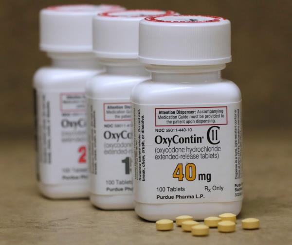 Bottles of OxyCo<em></em>ntin pills, a pres<em></em>cription painkiller, by Purdue Pharma LP on a pharmacy counter in Provo, Utah, USA