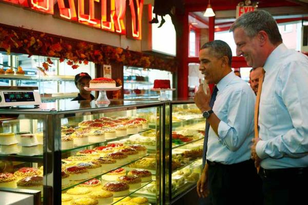 Barack Obama and Bill de Blasio visiting Junior's Cheesecake in Brooklyn in 2013.