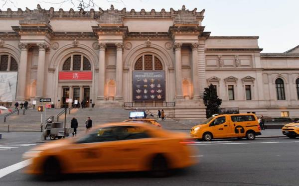 Image of yellow cabs on Fifth Avenue