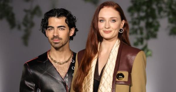 Sophie Turner and Joe Jo<em></em>nas smiling on a red carpet