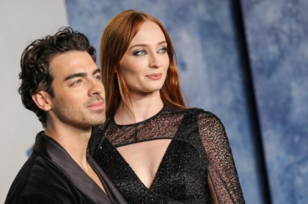 Joe Jo<em></em>nas and Sophie Turner on a red carpet