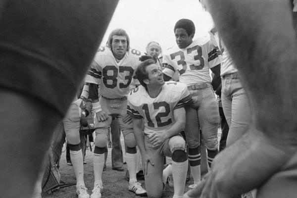 (L-R) Richards, quarterback Roger Staubach, and Tony Dorsett during photo session in January 1978 for NFL football's Super Bowl 12 in New Orleans.