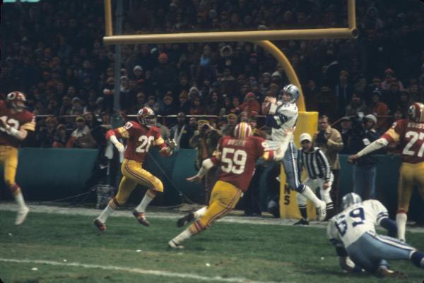 Richards makes a catch in a 14 to 7 win over the Washington Redskins on November 27, 1977 at RFK Stadium in Washington, DC.