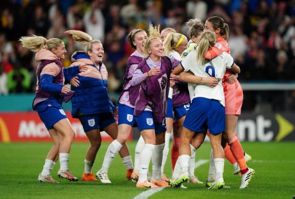 England's women's natio<em></em>nal team celebrating on the field.