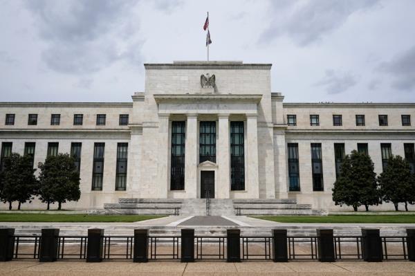 American flag flying over the Federal Reserve building in Washington, indicating a discussion a<em></em>bout U.S. interest rates