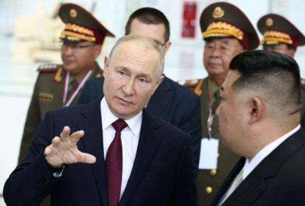 Russia's President Vladimir Putin talks to North Korea's leader Kim Jong Un as they visit the Vostochny osmodrome in the far eastern Amur region, Russia, September 13, 2023. Sputnik/Artem Geodakyan/Pool via REUTERS ATTENTION EDITORS - THIS IMAGE WAS PROVIDED BY A THIRD PARTY.