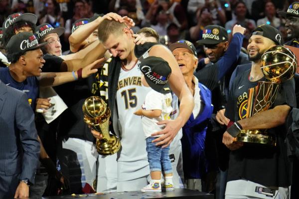 jokic celebrating with team