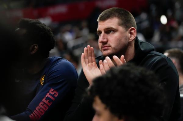 jokic clapping on bench