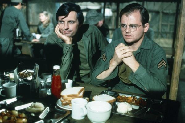 Alan Alda and Gary Burghoff in 