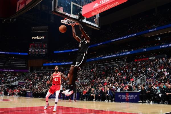 Day'Ron Sharpe dunks for two points during the Nets' victory against the Wizards on Friday.