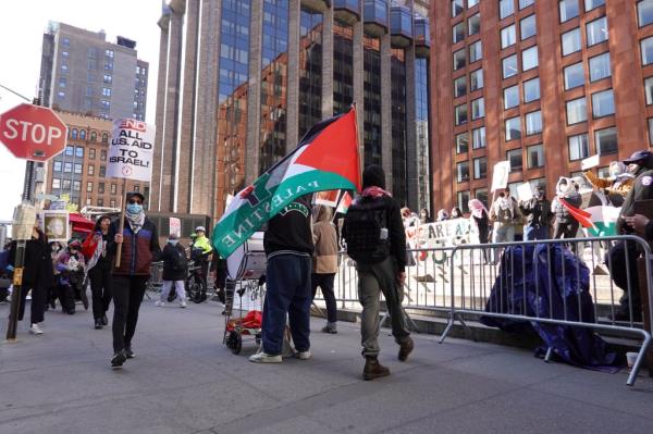 The demo<em></em>nstrators were seeing waving Palestinian flags and signs calling on the US to end aid to Israel.