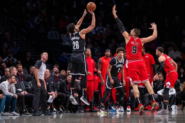 Spencer Dinwiddie shoots during the Nets' win over the Bulls on Nov. 26, 2023.