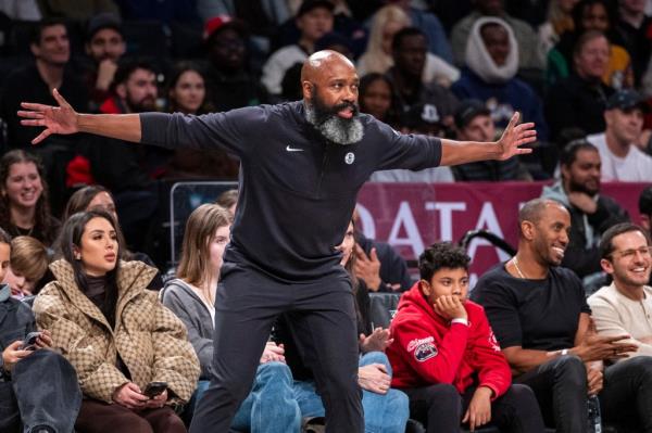 Jacque Vaughn reacts during the Nets' win over the Bulls on Nov. 26, 2023. 