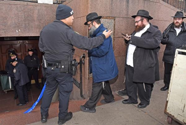 The headquarters of the Chabad Lubavitcher religious group has been closed temporarily because holes in the walls of the ba<em></em>sement were found.