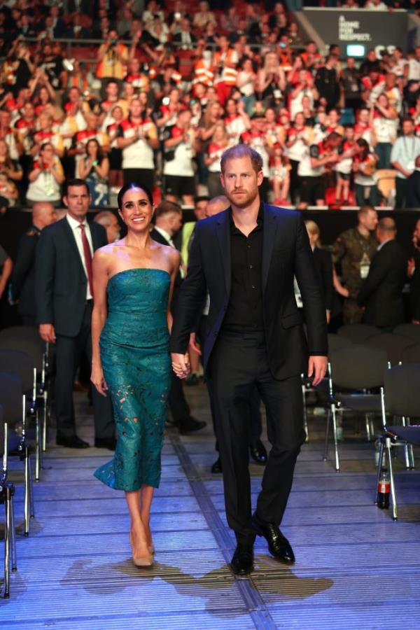 Prince Harry and Meghan Markle walking on stage at Invictus Games Düsseldorf 2023 closing ceremony.