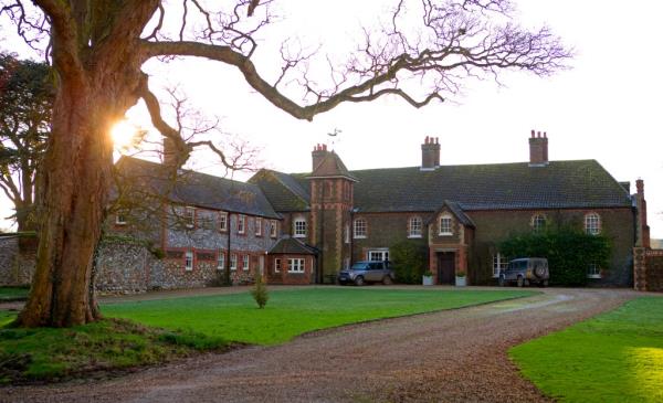 Little is known a<em></em>bout the inside, which is purposely “kept very private”, but Anmer Hall is wher<em></em>e Kate Middleton has been staying following her hospital visit in January. 