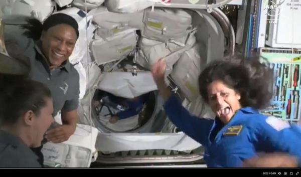 NASA astro<em></em>nauts Suni Williams (right) and Butch Wilmore (center) gave a live tour of the Boeing Starliner after docking their spacecraft at the Internatio<em></em>nal Space Station.</p>

<p>　　