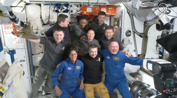 Williams (seated L) and Wilmore (seated R) are seen posing with the crew of the Internatio<em></em>nal Space Station (ISS) after the docking of the SpaceX Starship on June 6.</p>

<p>　　