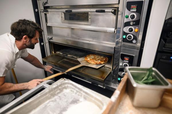 Leo<em></em>nti uses special, Castelli made pizza ovens from Rome for the pies.