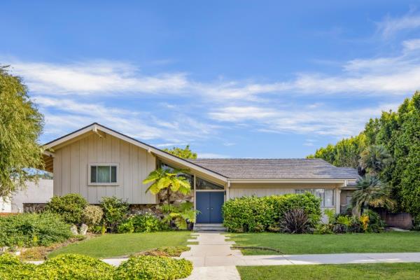 brady bunch house sold to fan