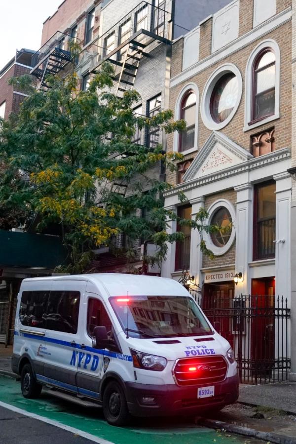 Police outside NYC synagogue.