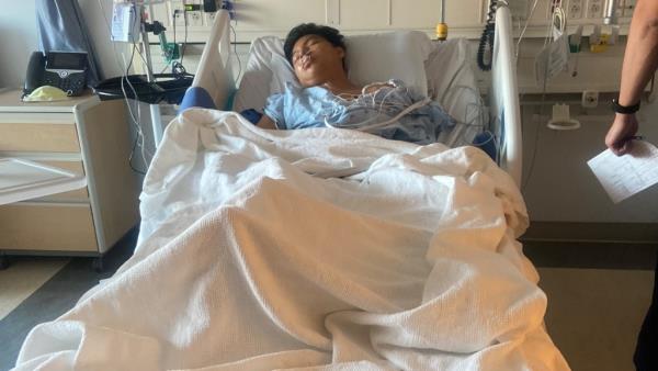 Gelvy Ortiz lost a leg and doctors are fighting to save his other one after he was struck by an alleged drunk driver while waiting at a bus top.</p>

<p>　　