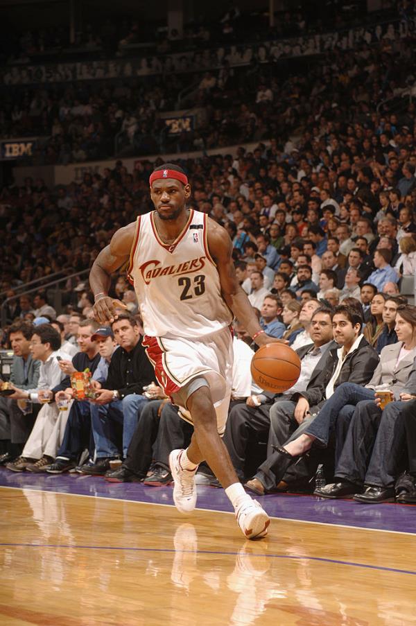 LeBron James #23 of the Cleveland Cavaliers drives against the Toro<em></em>nto Raptors during the game on April 20, 2005 at the Air Canada Centre in Toronto, Canada.