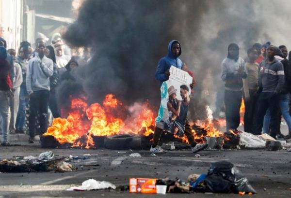 Residents of Masiphumelele set up burning barricades amidst an o<em></em>ngoing strike by taxi operators against traffic authorities in Cape Town, South Africa.