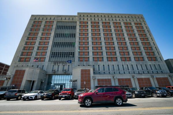 Vehicles parked outside the Metropolitan Detention Center, Brooklyn, wher<em></em>e former Ho<em></em>nduran President Juan Orlando Hernandez is being held