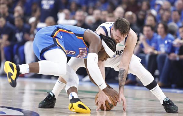 Luka Do<em></em>ncic battles Luguentz Dort for a loose ball during the Mavericks' win over the Thunder.