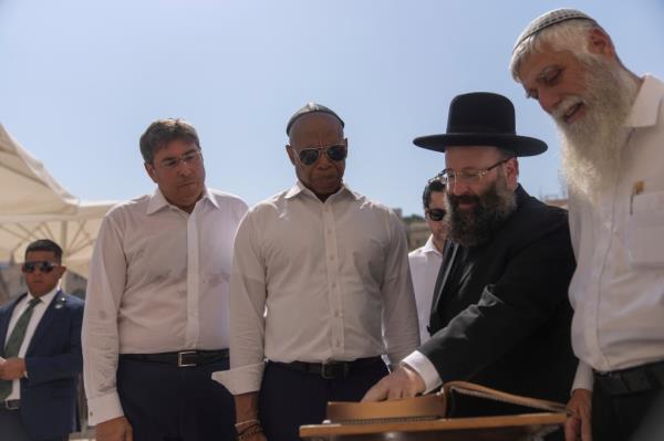 Mayor Eric Adams of New York, center, visits the Western Wall, the holiest spot wher<em></em>e Jews can pray, in Jerusalem.