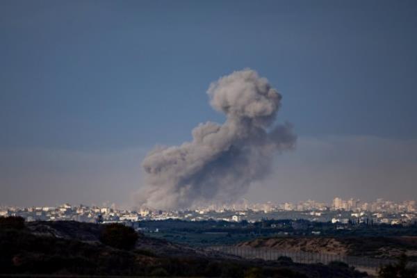 epa10922916 Smoke rises from the northern part of the Gaza Strip as a result of an Israeli airstrike, 17 October 2023. Israel has warned all citizens of the Gaza strip to move to the south ahead of an expected invasion. More than 2,750 Palestinians and 1,300 Israelis have been killed according to the IDF and Palestinian health ministry, after Hamas militants launched an attack against Israel from the Gaza Strip on 07 October. EPA/MARTIN DIVISEK