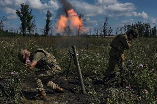 Ukrainian soldiers fire a mortar towards Russian positions at the front line, near Bakhmut, Do<em></em>netsk region, Ukraine, Saturday, Aug. 12 2023.