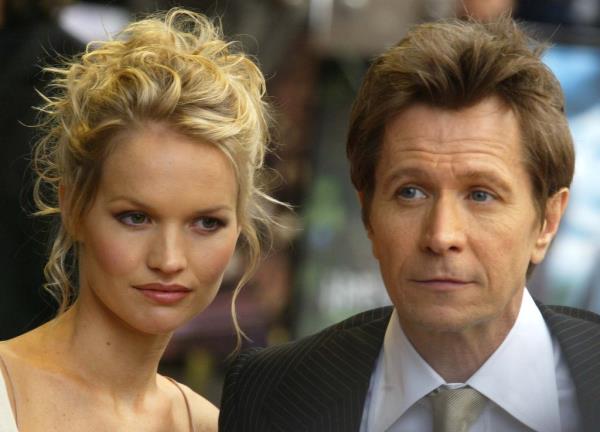 Gary Oldman with a blo<em></em>nde woman. 