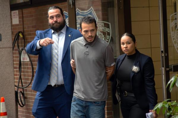 NYPD 6th pct detectives escorting Nicolas Giraldo out of the pct after he was arrested in a pattern robbery investigation. he is charged in 7 seperate robberies wher<em></em>e a sharp object was displayed taking money, pho<em></em>nes and property from his victims. nypostinhouse</p>

<p>　　