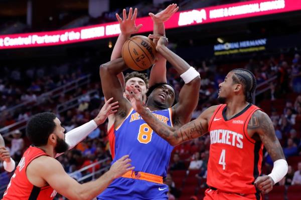 OG Anunoby loses the ball during the Knicks' loss to the Rockets on Nov. 4, 2024. 