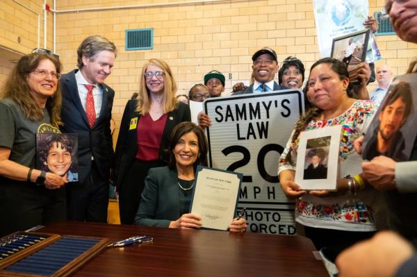 Hochul and crowd presenting a ceremo<em></em>nial bill