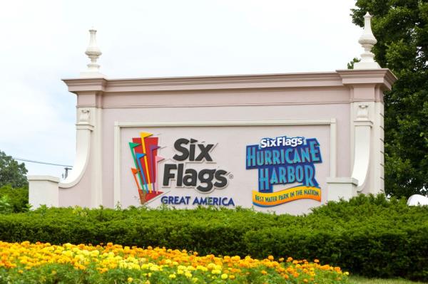 A sign for Six Flags Great America