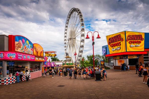 Theme park co<em></em>ncessions and a ferris wheel