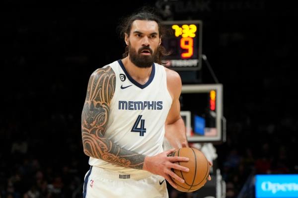 Memphis Grizzlies center Steven Adams (4) holding a basketball during a basketball game against the Phoenix Suns.