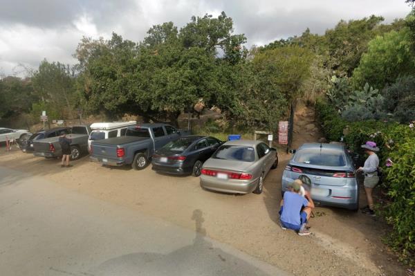 The parking lot by the trailhead. 