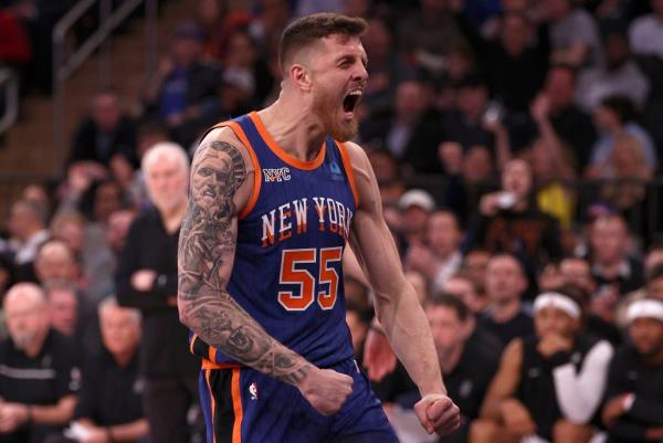 Isaiah Hartenstein #55 of the New York Knicks celebrates a dunk against the San Anto<em></em>nio Spurs