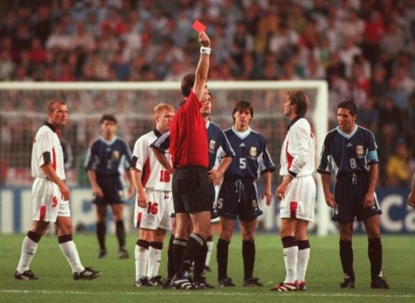 FRANCE - JUNE 30: WM FRANCE 98 St.Etienne; ARGENTINIEN - ENGLAND 6:5 n.E. (ARG - ENG) ACHTELFINALE; ROTE KARTE FUER David BECKHAM/ENG WEGEN NACHTRETENS .; Alan SHEARER, Paul SCHOLES/ENG, Schiedsrichter Kim Milkon NIELSEN, Gabriel BATISTUTA, Matias ALMEYDA/ARG, David BECKHAM/ENG, Diego SIMEONE (Photo by Alexander Hassenstein/Bongarts/Getty Images)