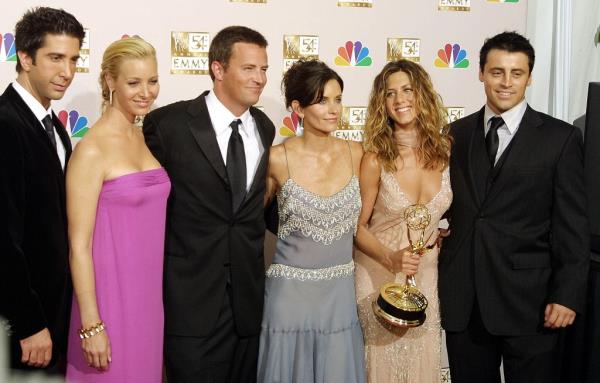 David Schwimmer, Lisa Kudrow, Courtney Cox, Jennifer Aniston, and Matt LeBlanc and Jennifer Aniston holding a golden globe. 