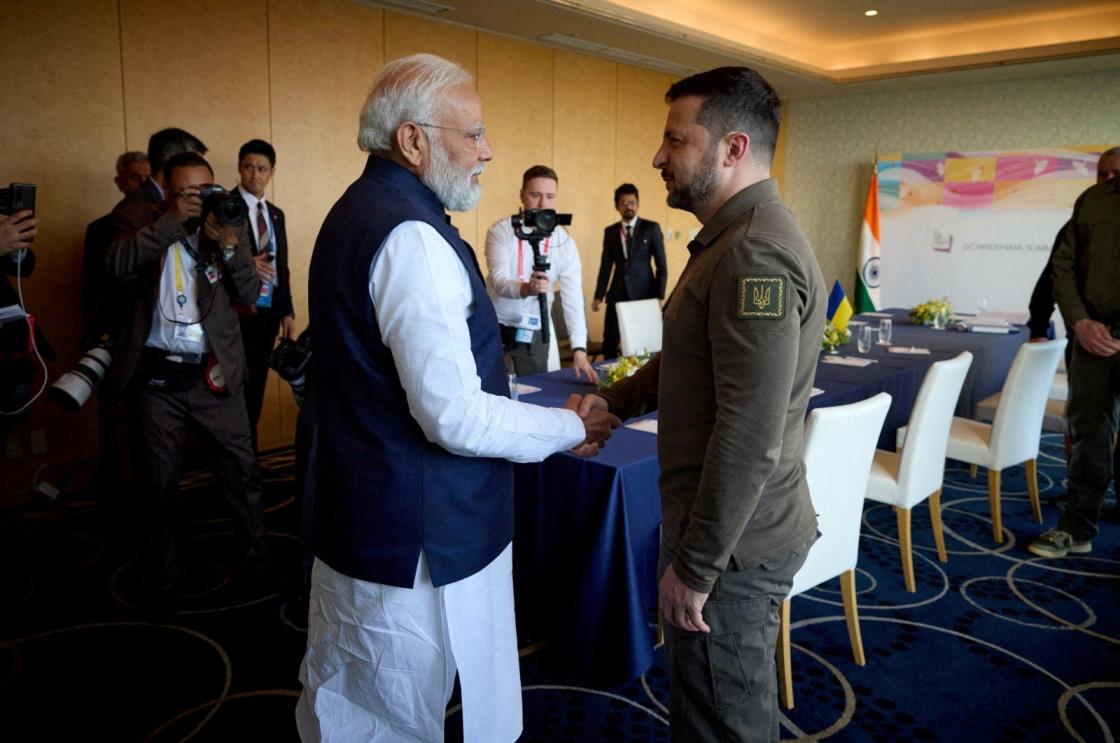 Ukraine's President Volodymyr Zelenskyy (R) and Indian Prime Minister Narendra Modi shake hands during the G-7 leaders' summit, Hiroshima, Japan, May 20, 2023. (Reuters Photo)