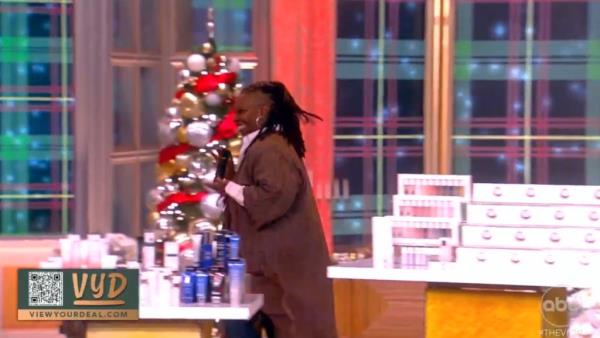 Whoopi Goldberg rushes o<em></em>nto 'View' stage to a co<em></em>nfused Julia Roberts